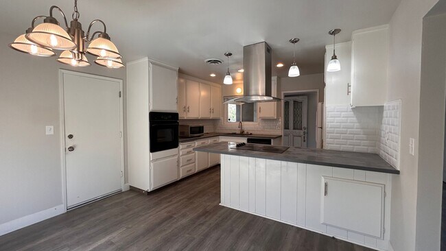 Building Photo - 2960 Cabrillo Dr