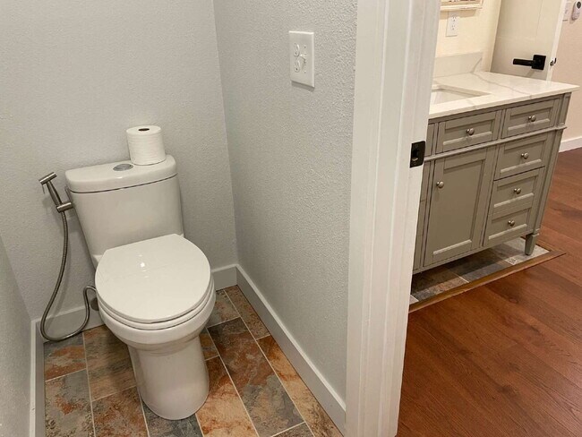 Building Photo - Spacious 2-Bed, 2-Bath Condo in Spokane's ...