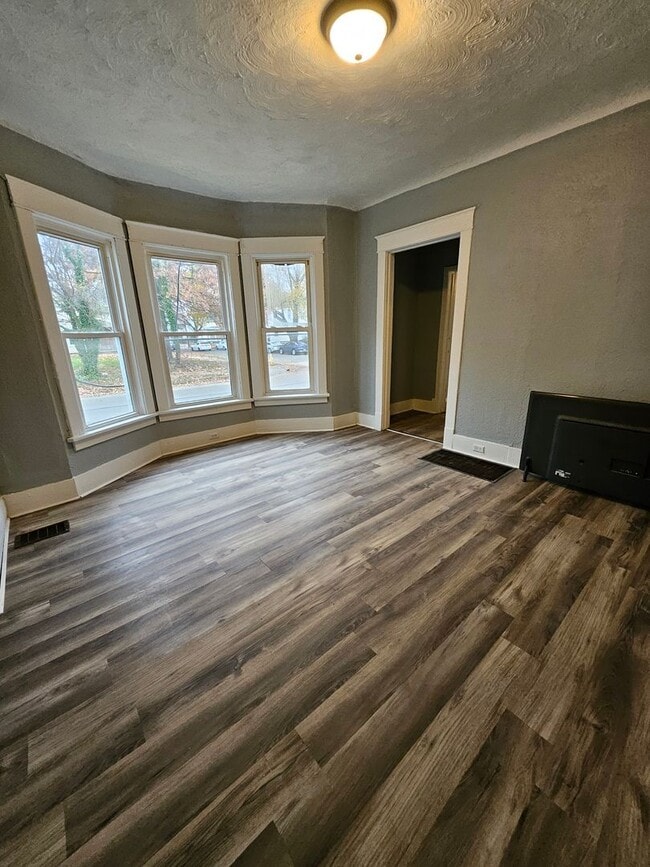 Building Photo - Lower 3 bedroom unit