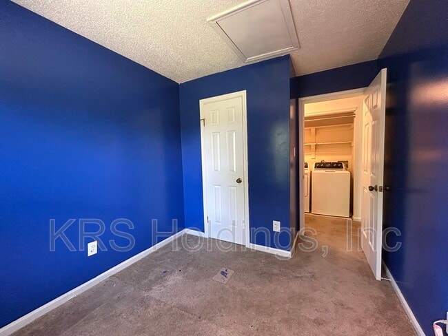 Building Photo - 3014 Glastonbury Cir