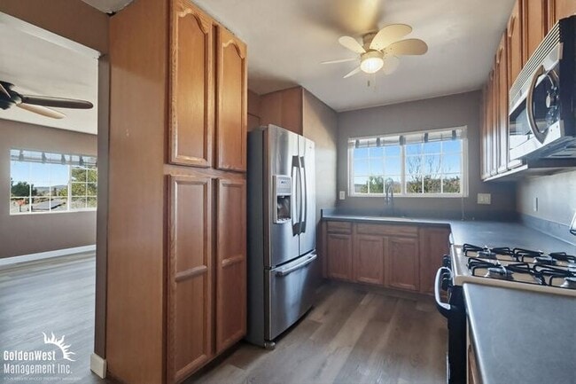 Building Photo - Updated 3Bdm 2 Ba Single Story Home with Detached Garage in the Heart of Lakeside