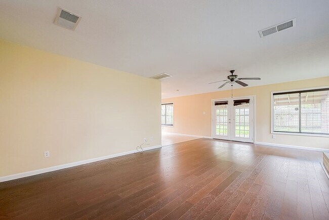 Building Photo - 2039 Shorewood Ln