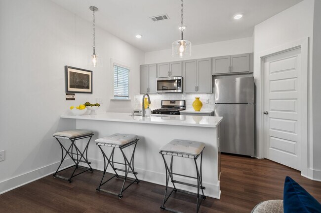 Building Photo - 2 Bedroom Home in Premier Location