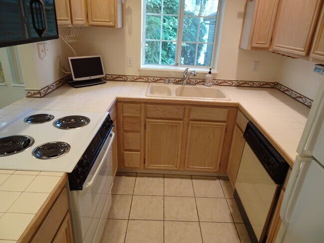 Building Photo - Modern 2-Bedroom Condo in Bellevue’s Merce...
