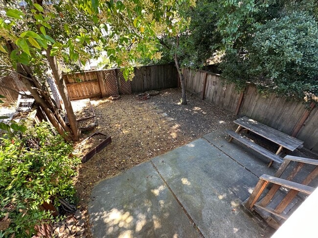 Building Photo - Great Home Located in the Pill Hill Neighborhood