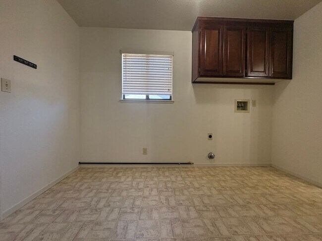 Building Photo - Spacious 4 Bedroom Home in Quiet Galt Neighborhood