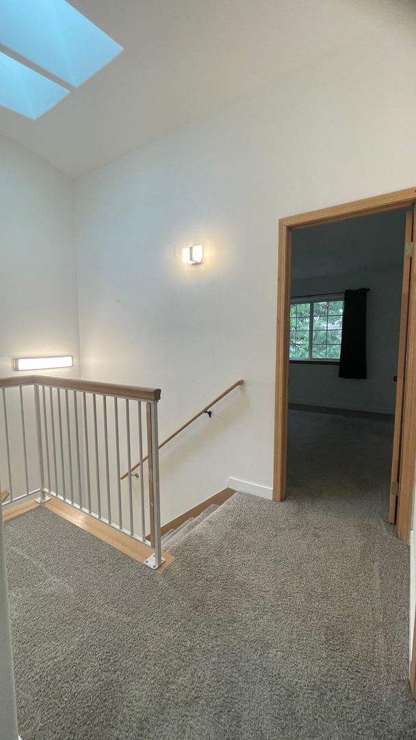 Building Photo - 3 bed 1.5 bath townhome in the prime locat...