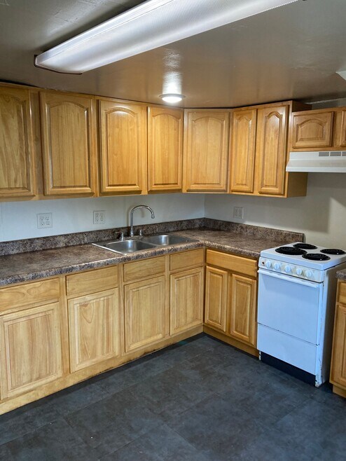 Building Photo - 106 E Poplar St