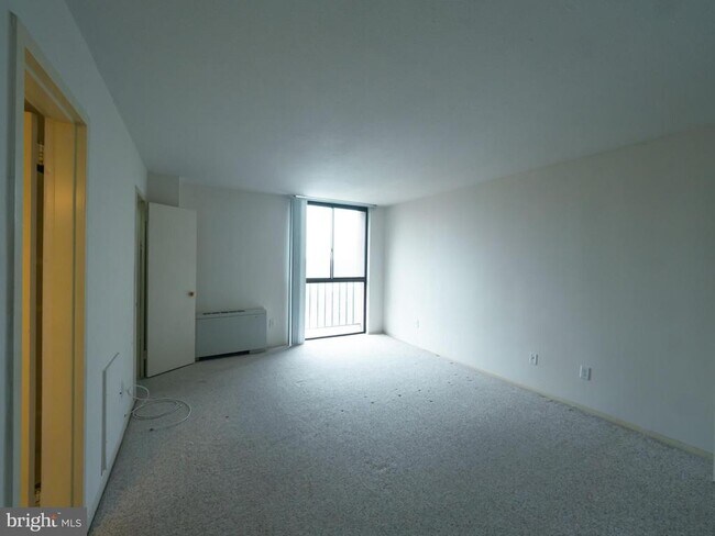 Building Photo - 6100 Westchester Park Dr
