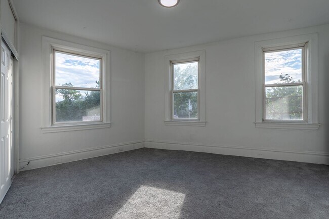 Building Photo - 4913 Yew St