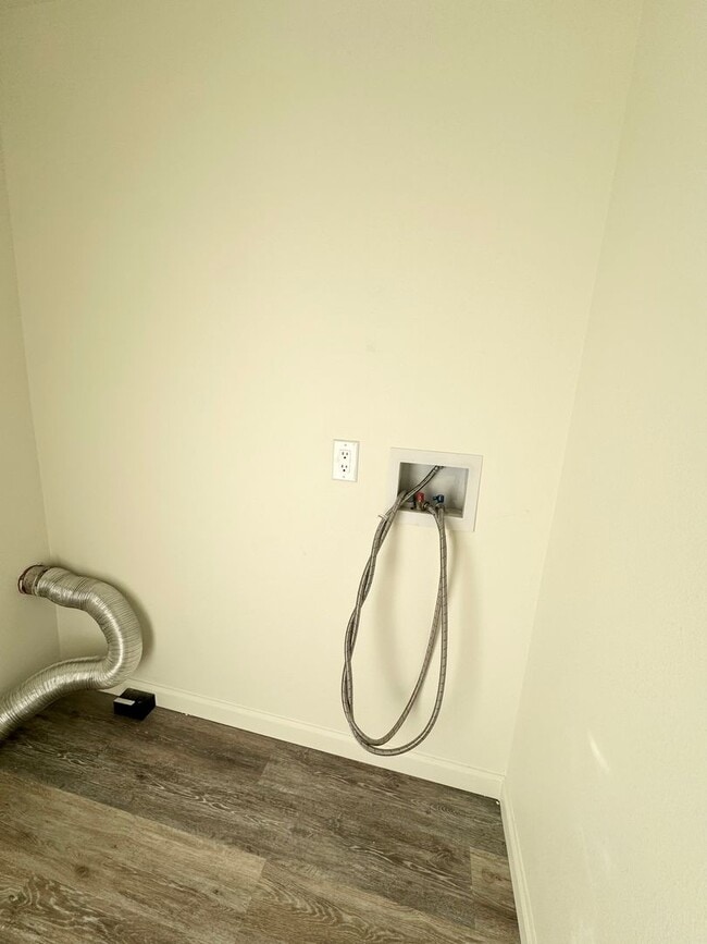 Building Photo - 3 Bedroom 2 Bathroom for Rent.