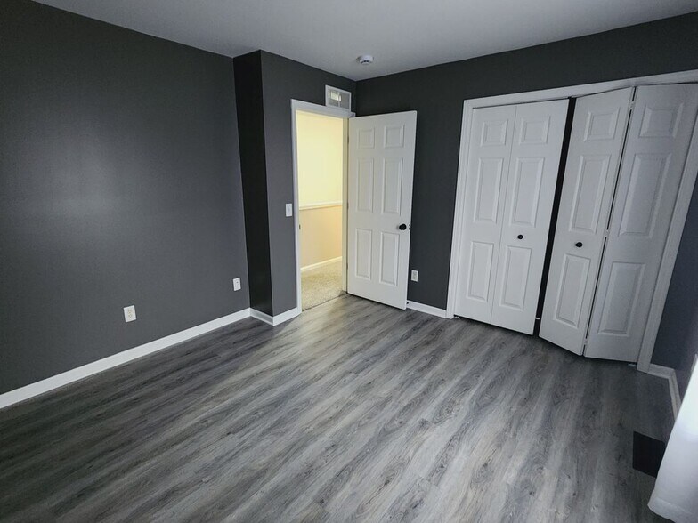 Building Photo - 5184 Meadow Crest Cir