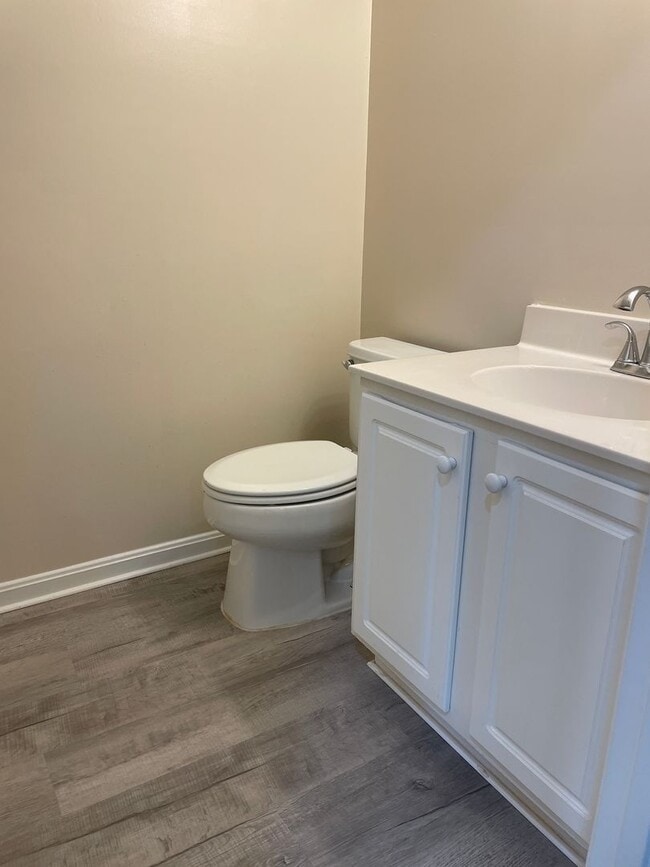 Building Photo - Elegant And Spacious 3 Bed 3.5 Bath Townhome In Vibrant Loudon Parkway Center