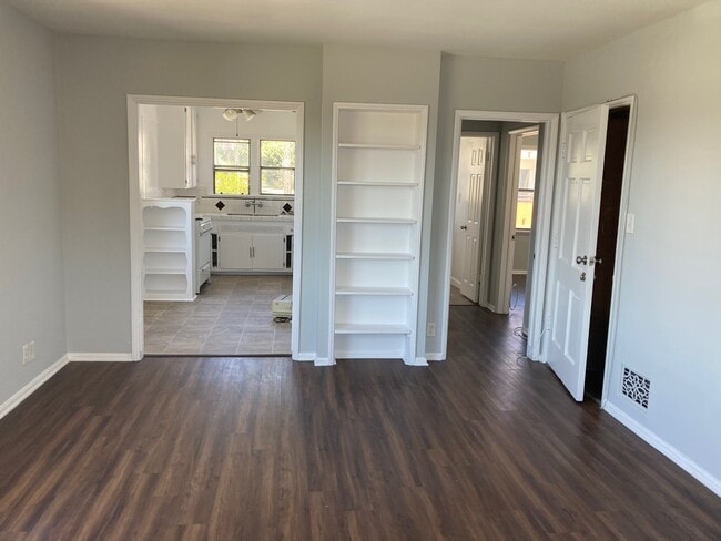 Building Photo - 522 N Normandie Ave