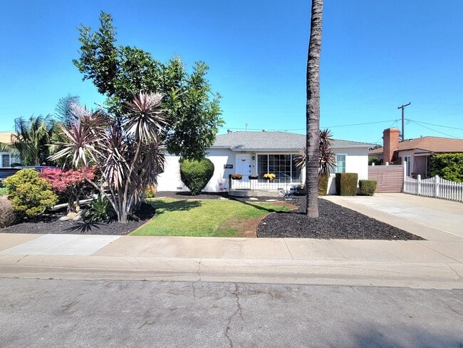 Primary Photo - Great Single Family Home in West Long Beach