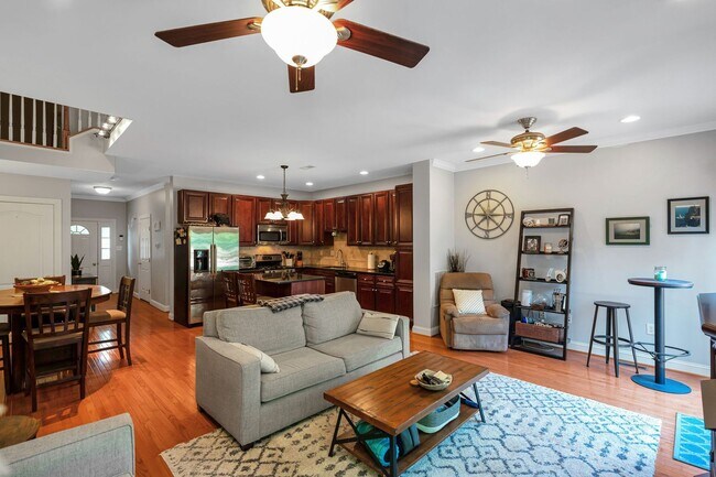 Building Photo - Beautiful 3 Bedroom Bridgeport Townhome!