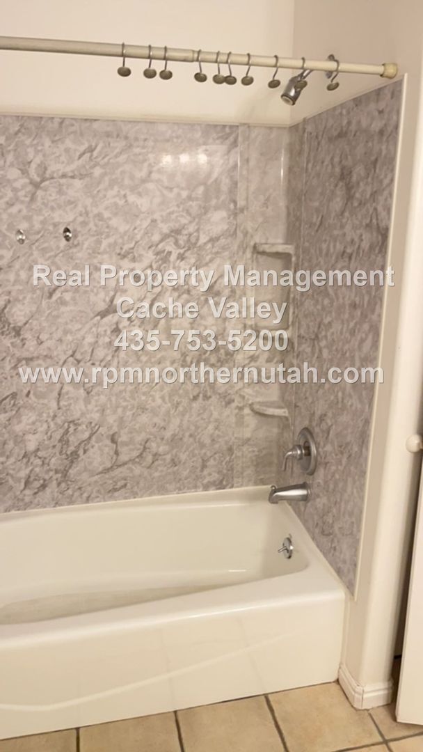 Building Photo - Beautiful 6 bedroom home available for immediate move in!