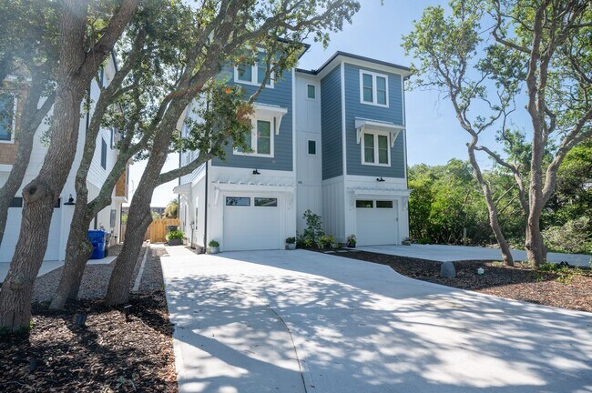 Building Photo - OFF-SEASON FURNISHED BEACH HOUSE AVAILABLE FOR MONTHLY RENTAL