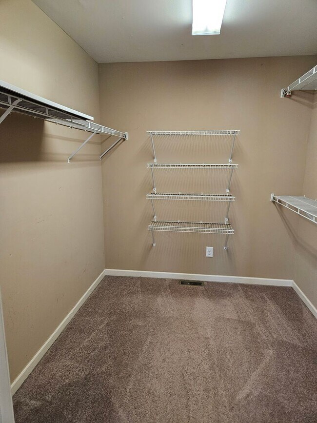 Building Photo - Rare 3 bedroom 2.5 bath home located in Dallas