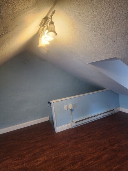 Building Photo - 40 Maple St