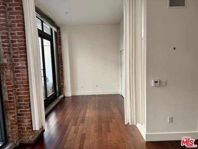 Building Photo - 460 S Spring St