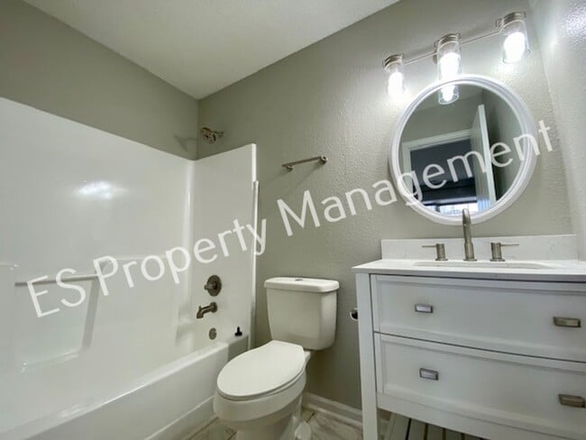 Building Photo - Stunning 3 Bedroom 2 Bath in SouthWest River Run Neighborhood!