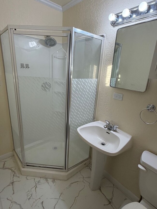 Building Photo - Great older home!