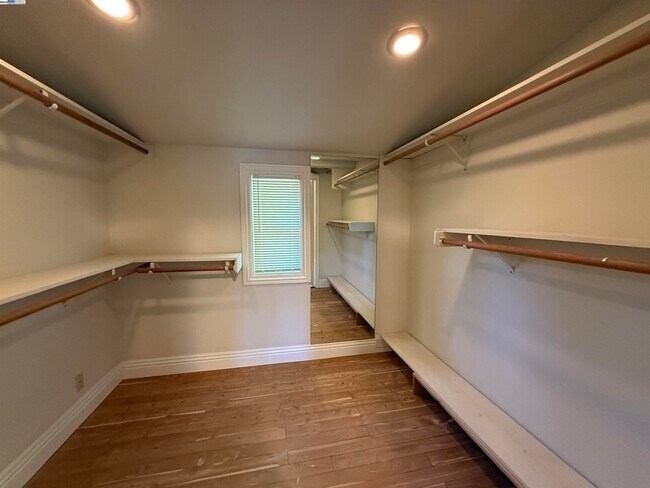 Building Photo - 470 Hale St