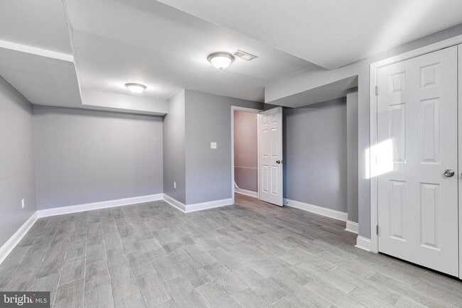 Building Photo - 422 Folcroft St