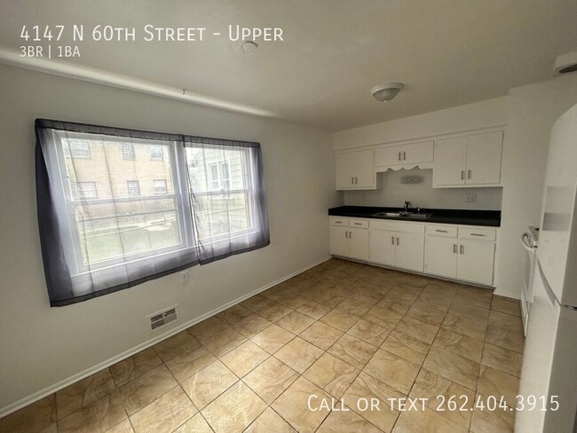 Building Photo - Spacious Partially Rehabbed 3 Bedroom Uppe...