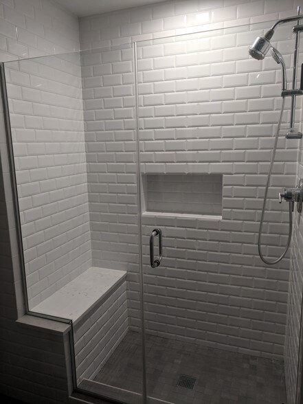 2nd Bath - 758 N Larrabee St