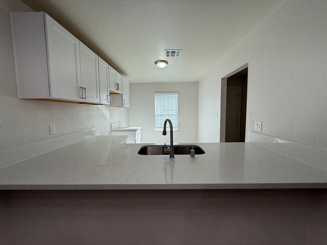 Building Photo - BEAUTIFULLY RENOVATED TOWNHOME! 3BD/2B SIN...