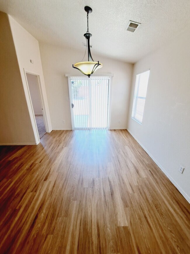 Building Photo - 3 bed 2 bath home in Huning Ranch