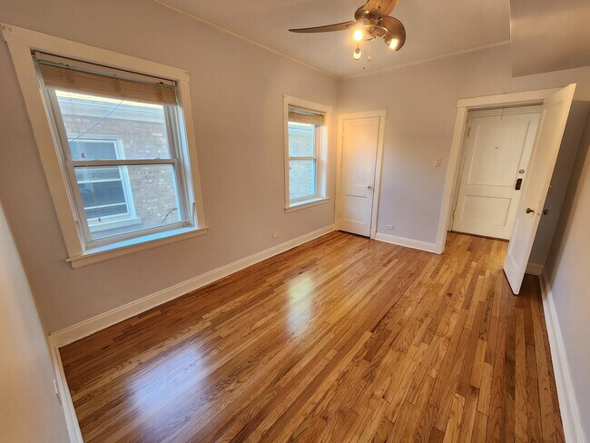 Building Photo - 6210 N Francisco Ave