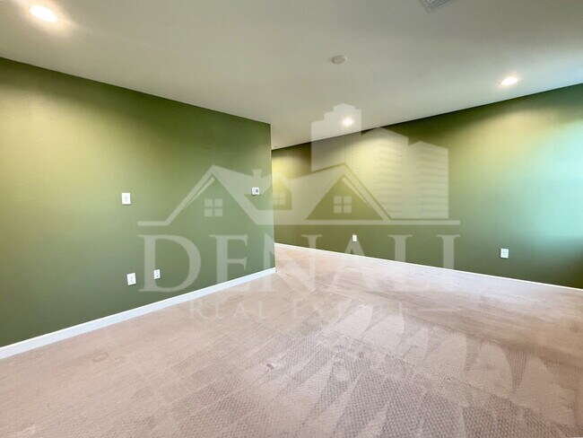 Building Photo - 1053 E Horro Rd