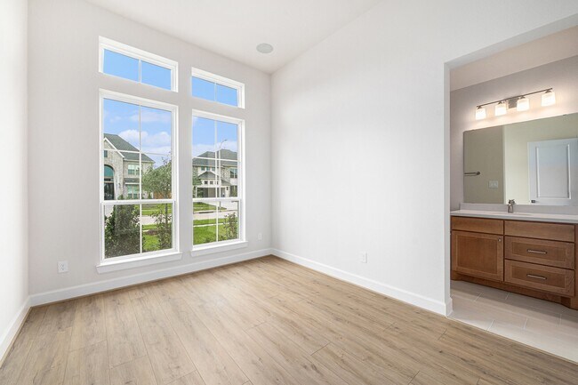 Building Photo - 3515 Lauriston Dr