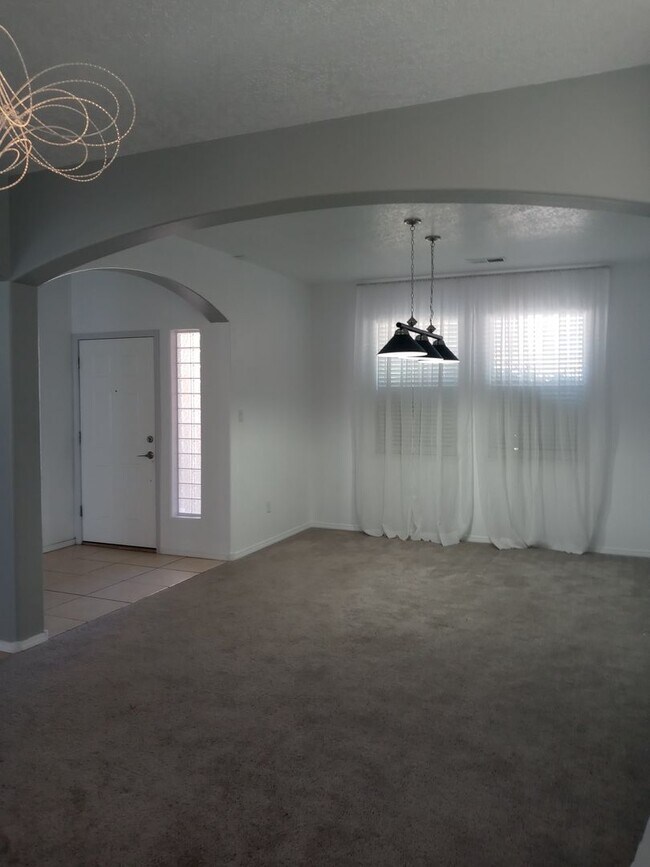 Building Photo - Easy Commute to Los Alamos or Santa Fe