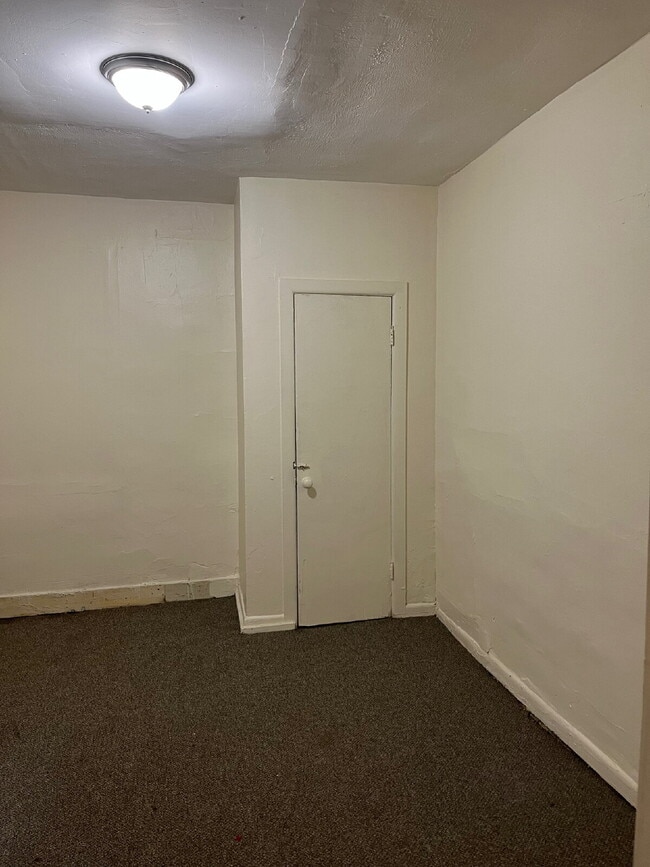 Building Photo - "Charming 1-Bedroom Retreat on North Clint...