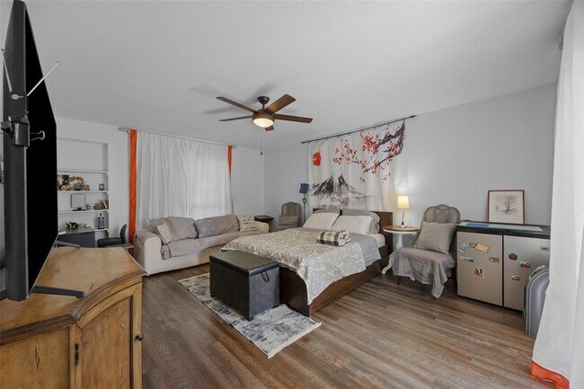 Building Photo - 8922 N Plaza Ct