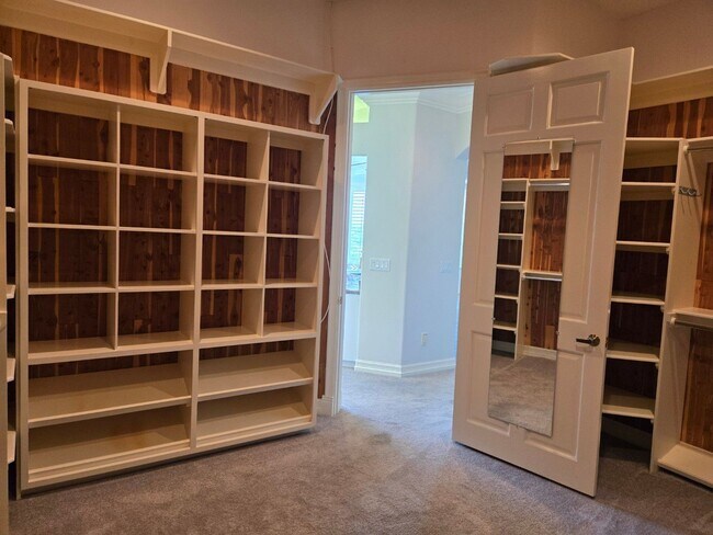 Building Photo - Luxurious home available immediately.