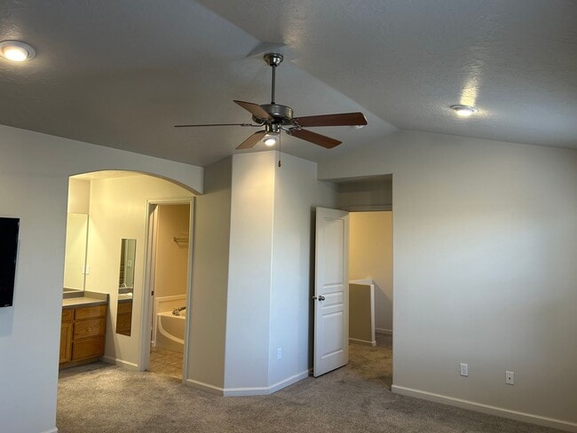 Building Photo - 2 Master Suites, 2.5 Bath Condo in West Jordan