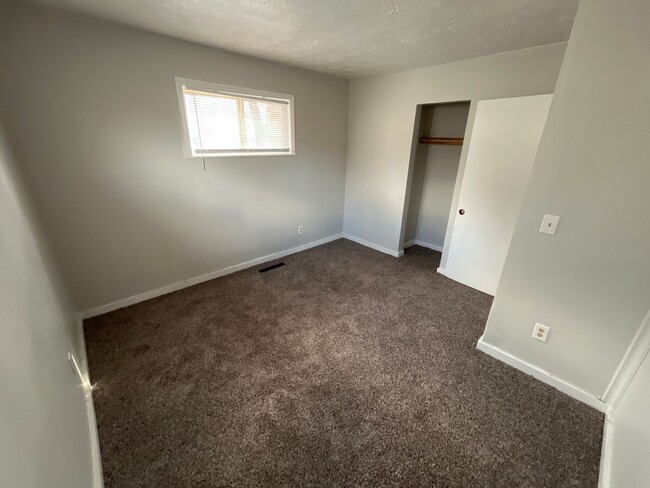 Building Photo - Newly carpeted 3 bedroom 1 bathroom single...