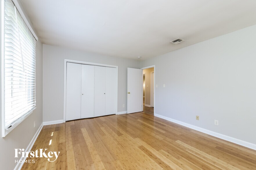 Building Photo - 640 Valley Brook Ln