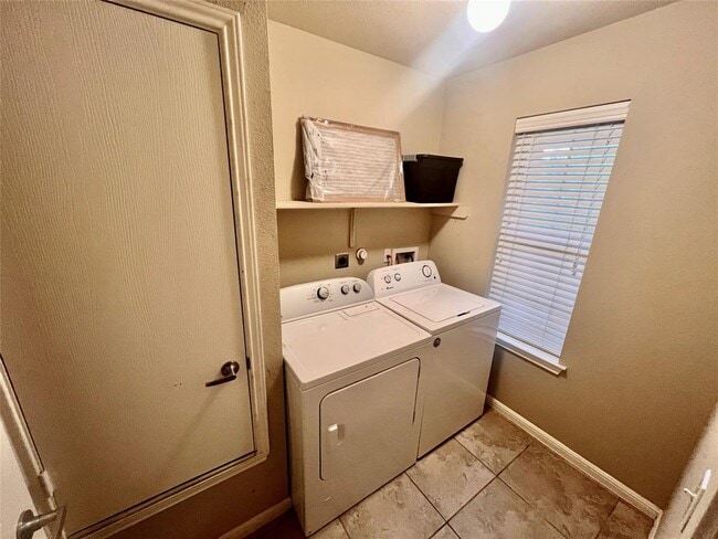 Building Photo - 2509 Elara Dr
