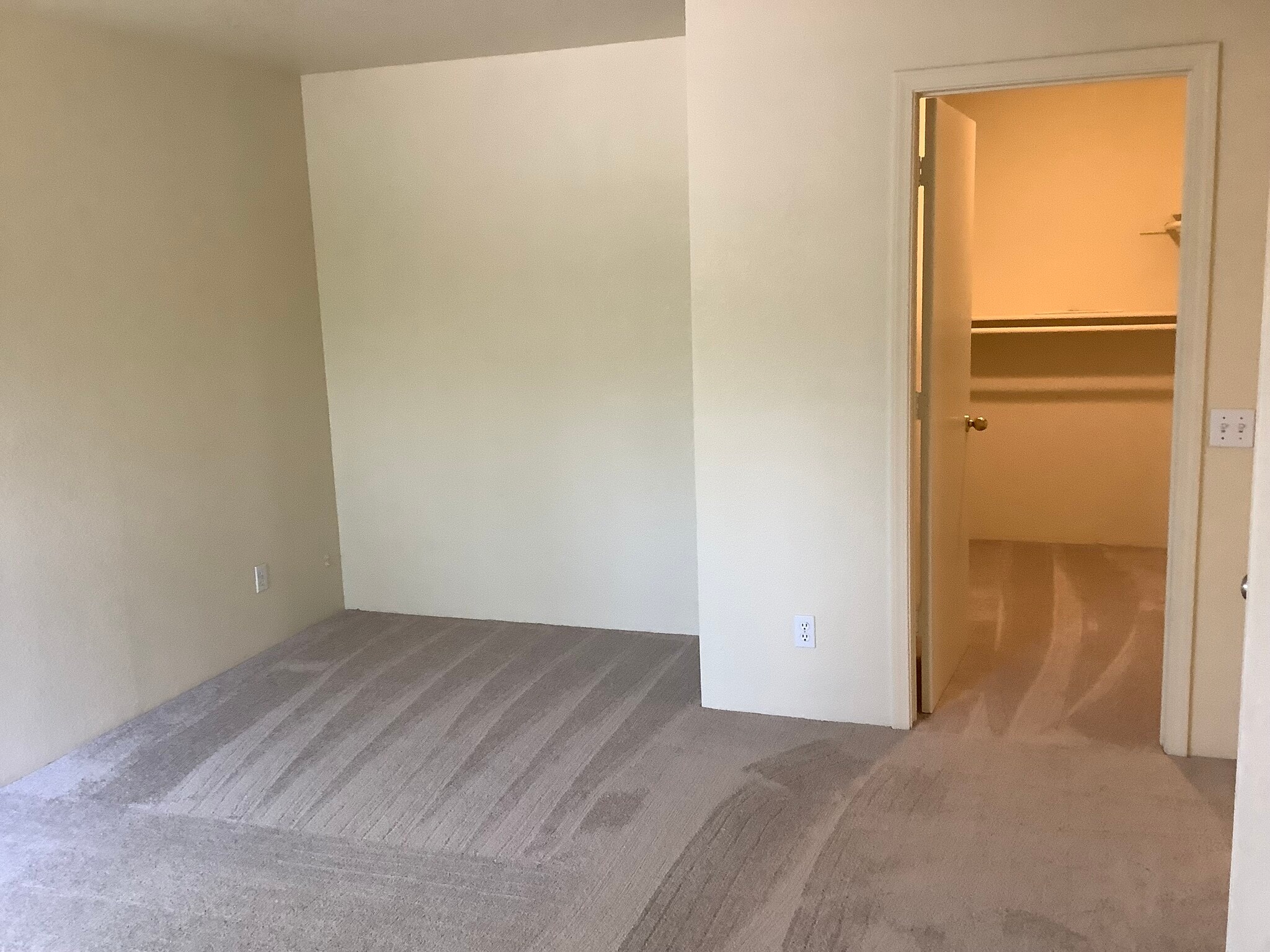 Building Photo - 604 N Bagby Dr