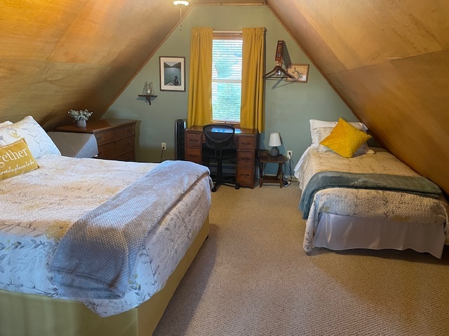 Open loft bedroom upstairs with Queen and Twin XL - 75 Macmillan Ct