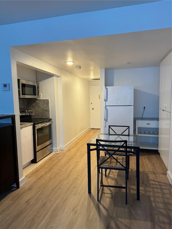 Building Photo - 999 Brickell Bay Dr