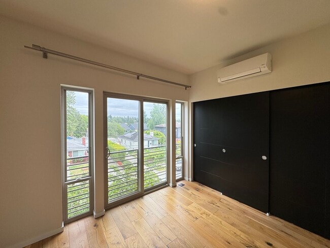 Building Photo - Modern 2018 Townhome with Rooftop Deck Nea...
