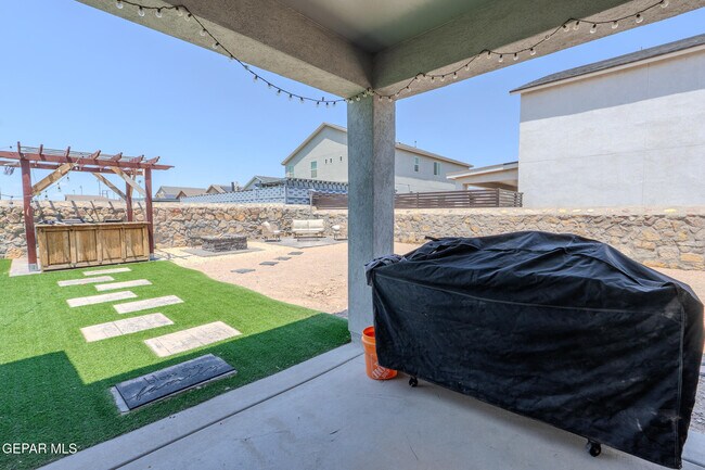 Building Photo - 305 Del Palmar