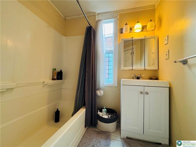 Building Photo - 1523 W Chew St